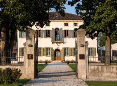 Dettaglio dell'entrata di Villa Ormaneto